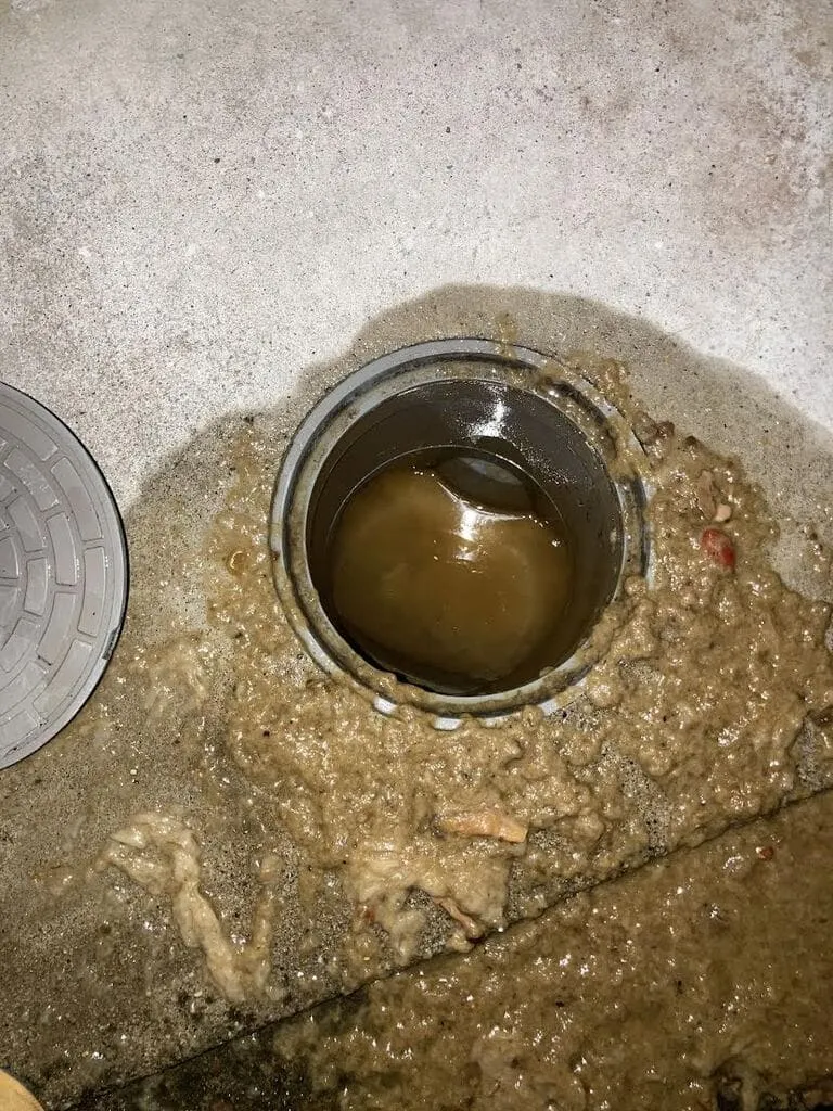 大阪市鶴見区放出西で排水管つまりの作業前