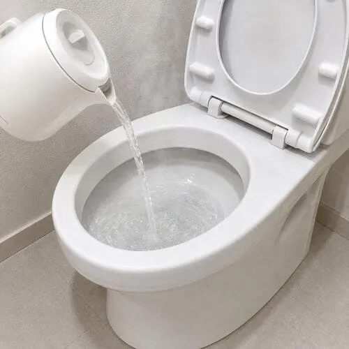 お湯を使ってトイレつまりを解消する方法