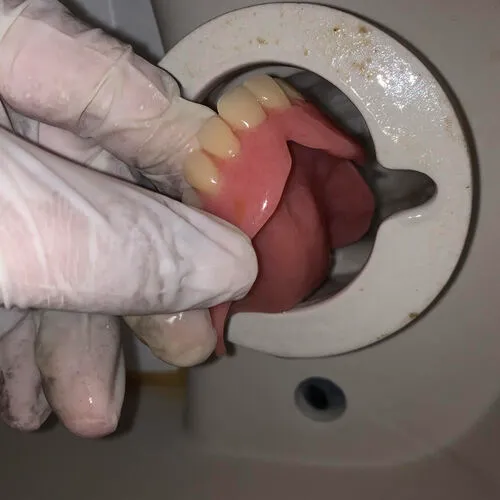 大阪市鶴見区でトイレの異物除去作業を行っている様子