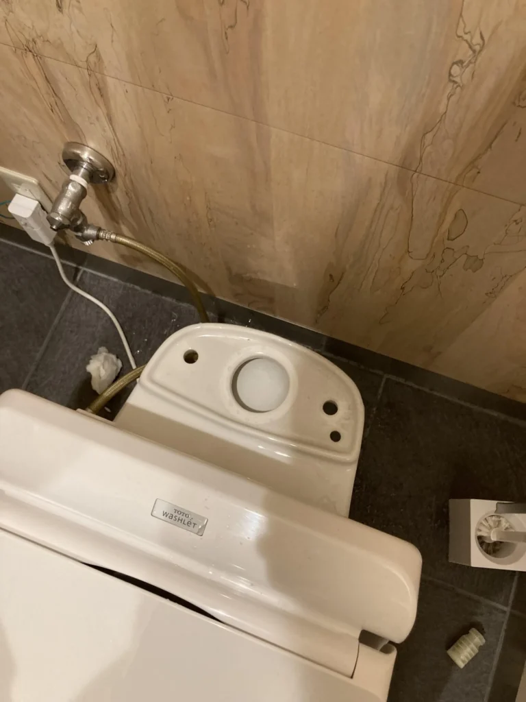 大東市にてトイレタンクの下から水漏れしているとのご依頼